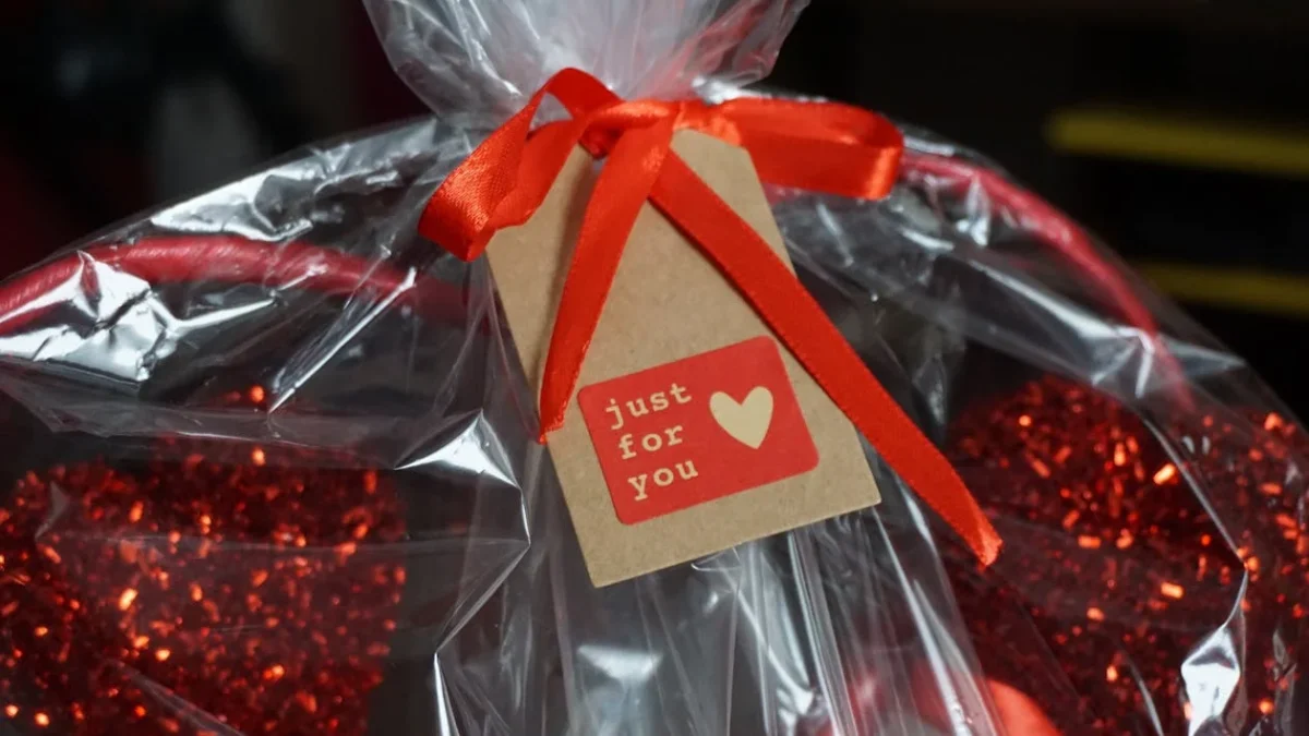 https://www.pexels.com/photo/valentines-day-gift-10720839/