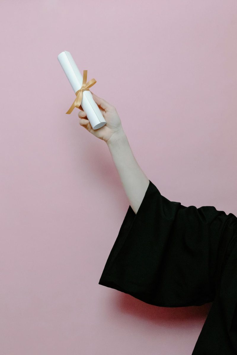 https://www.pexels.com/photo/a-graduate-holding-a-diploma-7723833/